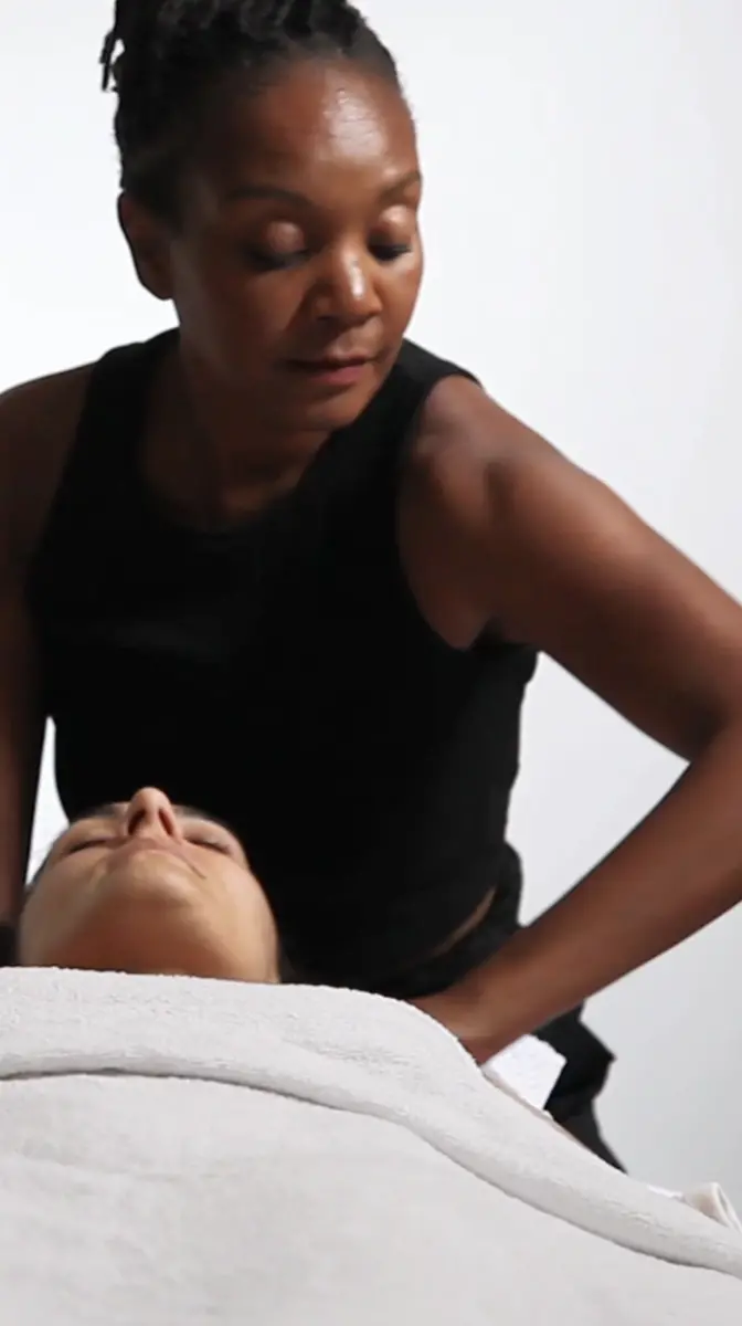 Audrey réalisant un massage visage facialiste sur-mesure à Nantes